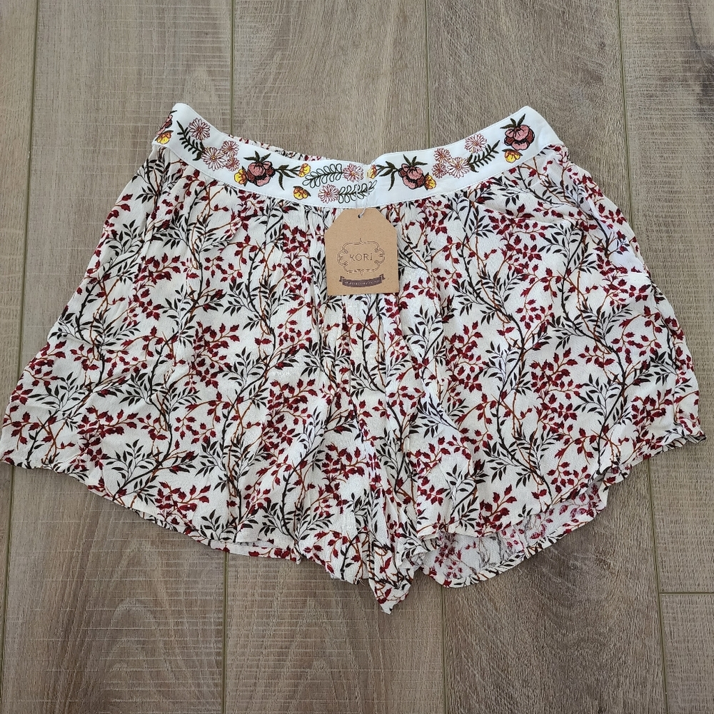 NWT | KORI | Floral Shorts with Pockets | Medium